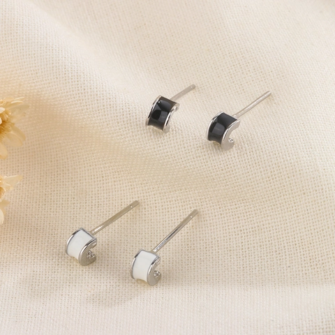 Minimalistische C-Vorm Knopoorbellen Koper Emaille Geometrisch Klein Zwart Wit Sieraden Voor Dames