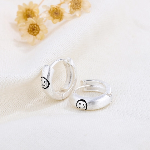 Pendientes De Aro Huggie De Cobre Cepillado Con Cara Sonriente Círculo Redondo Esmerilado Estilo Moderno Para Mujeres Tono Plata