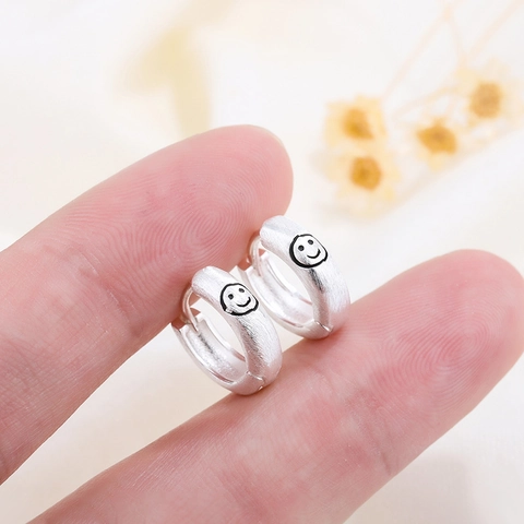 Pendientes De Aro Huggie De Cobre Cepillado Con Cara Sonriente Círculo Redondo Esmerilado Estilo Moderno Para Mujeres Tono Plata
