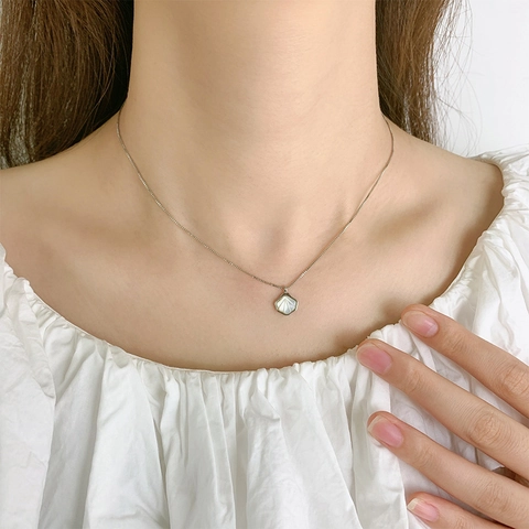 Copper Shell Pendant Necklace With Mother Of Artificial Pearl Inlay Elegant Fan Shaped Clavicle Chain For Women Minimalist Jewelry