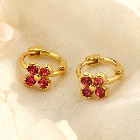 Pendientes De Aro Huggie Con Flor De Cuatro Pétalos Cobre Chapado En Oro Circonita Roja Joyería Minimalista Para Mujer