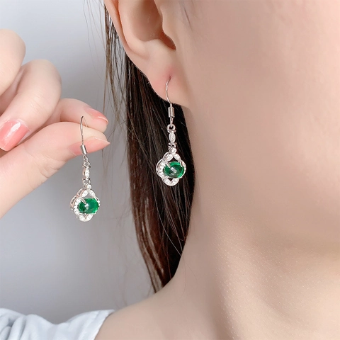 Vintage Ohrhänger Mit Ovalem Grünem Stein Kupferbasis Und Weißen Zirkonia Sowie Silbernem Ohrringpfosten Für Damen