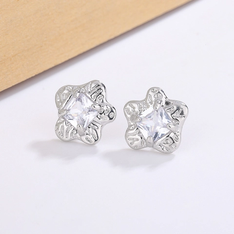 Elegante Stervormige Koperen Oorknopjes Met Vierkante Zirkoon En Zilveren Oorbellenstift Vintage Reliëf Sieraden