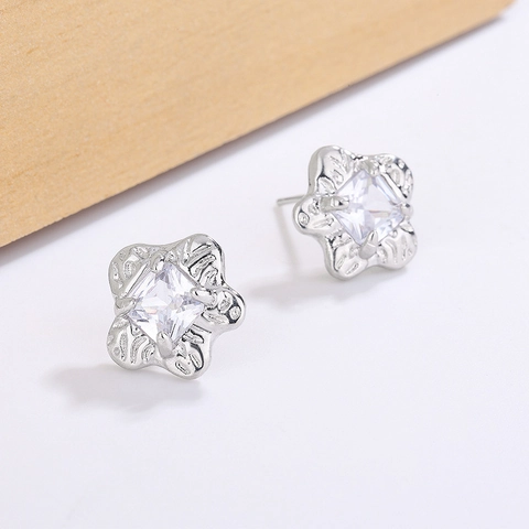 Elegante Stervormige Koperen Oorknopjes Met Vierkante Zirkoon En Zilveren Oorbellenstift Vintage Reliëf Sieraden