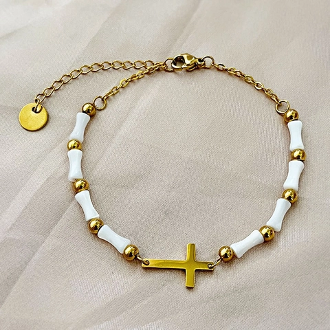 Edelstahl Kreuz Armband Mit Weißen Bambusförmigen Perlen Vergoldet Verstellbarer Eleganter Schmuck Für Frauen