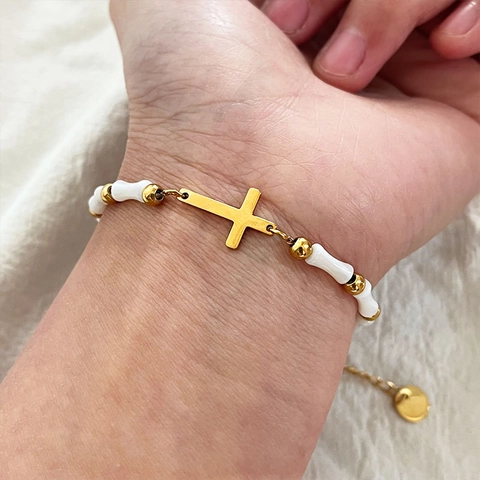 Edelstahl Kreuz Armband Mit Weißen Bambusförmigen Perlen Vergoldet Verstellbarer Eleganter Schmuck Für Frauen