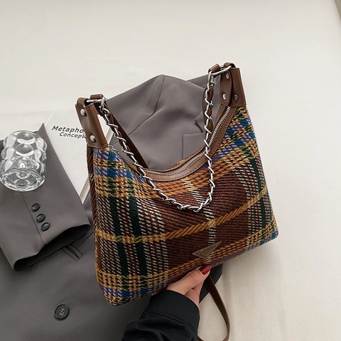 Borsa A Spalla Hobo In Lana A Quadri Rétro Con Placca Triangolare E Tracolla A Catena In Metallo Moda Vintage Donna