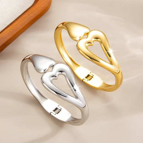 Elegante Bracciale Rigido a Cuore in Acciaio Inossidabile Aperto Con Placcatura in Oro Gioielli di Moda Per Donna Quotidiano