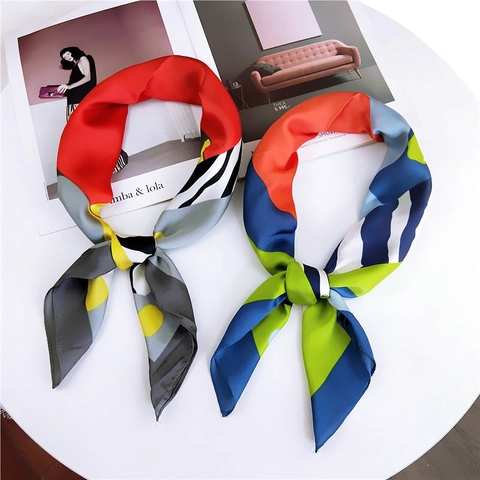 Foulard Quadrato in Satin Vintage da Donna Stile Ins Coreano Foulard Decorativo Stampato Sciarpa di Moda Versatile per Ufficio Quotidiano