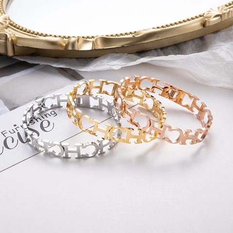Bracciale Rigido In Acciaio Inossidabile Design Lettere Traforate Chiusura A Molla Ovale Gioielli Per Donna