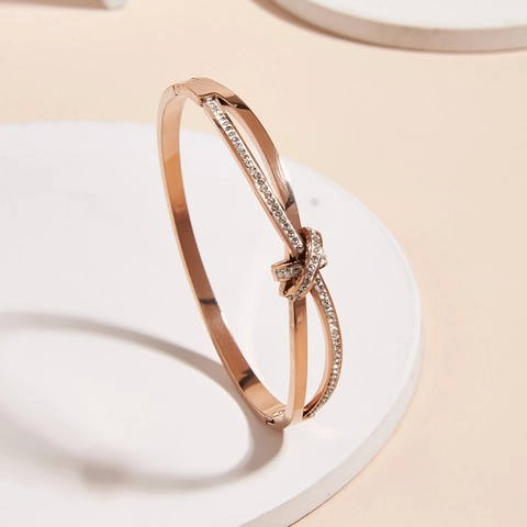 Eleganter Roségold Beschichteter Edelstahl Armreif Mit Strass Besetztem Knoten Überkreuztes Modearmband Für Damen