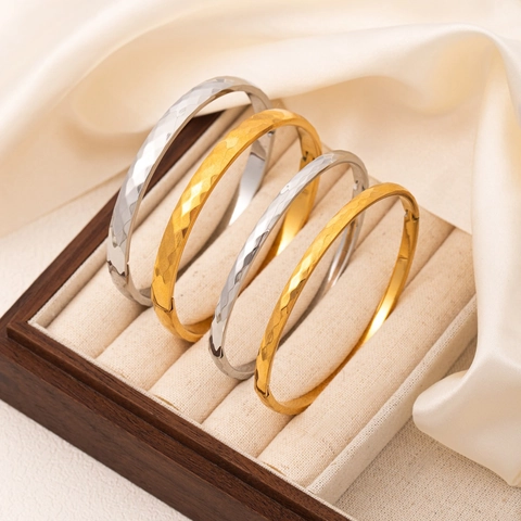 Bracciale Rigido In Acciaio Al Titanio Martellato Per Donna Placcato Oro 18K Geometrico Sfaccettato Gioielli Moda