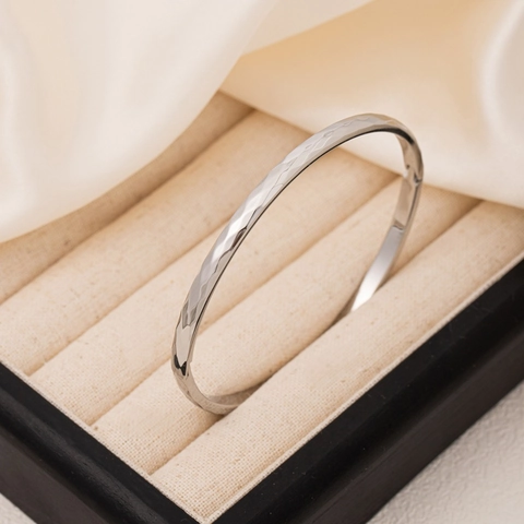 Bracciale Rigido In Acciaio Al Titanio Martellato Per Donna Placcato Oro 18K Geometrico Sfaccettato Gioielli Moda