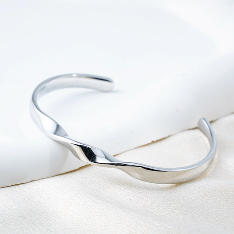 Minimalistisches Mobius Twisted Open Cuff Armband 18K Vergoldeter Edelstahl Poliertes Geometrisches Armreif Für Damen Herren