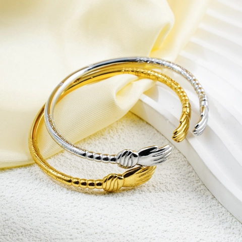 Vintage Stainless Steel Hugging Hands Cuff Bangle Gold Silver Plated Carved Floral Open Bracelet For Women Jewelry