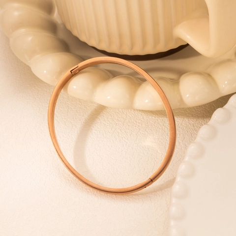 Bracciale Rigido Minimalista Superficie Liscia Acciaio Inossidabile Placcato Oro 18K Chiusura Cerniera Lucidato Per Donna Uomo
