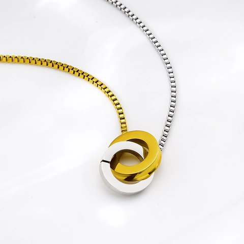 Collana Con Pendente A Doppio Anello Incastonato Acciaio Inossidabile Placcato Oro 18K Bicolore Catena Veneziana Minimal