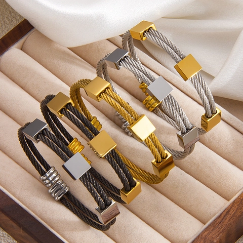 Brazalete Abierto de Cable Torsado de Acero de Titanio Minimalista Chapado en Oro de Dieciocho Quilates Acentos Cúbicos Joyería Para Hombre Mujer