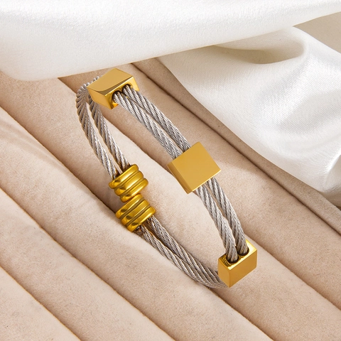 Brazalete Abierto de Cable Torsado de Acero de Titanio Minimalista Chapado en Oro de Dieciocho Quilates Acentos Cúbicos Joyería Para Hombre Mujer