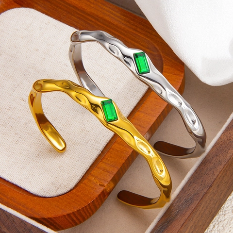 Brazalete Abierto De Acero Inoxidable Martillado Para Mujer Con Piedra Preciosa Verde Rectangular Joyería Elegante