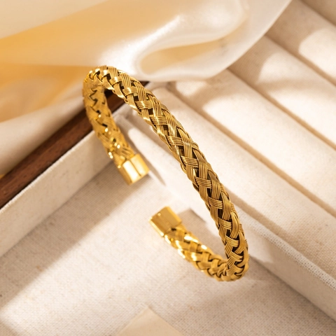 Bracciale Rigido Intrecciato In Acciaio Inossidabile Placcato Oro 18K Cavo Ritorto Aperto Regolabile Minimalista
