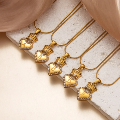 Collar de Inicial de Corazón y Corona de Acero Inoxidable para Mujer Bañado en Oro de 18k Colgante de Alfabeto Strass Joyería