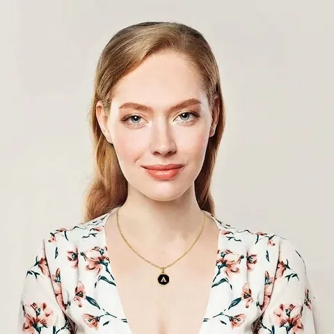 Collier Pendentif Initiale Alphabet en Acier Inoxydable Plaqué Or 18K pour Femme Émail Noir Rond Bijoux Cadeau