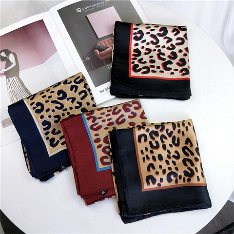 Foulard Quadrato Con Stampa Leopardata Effetto Raso Poliestere Satinato Bandana Moda Elastico Per Capelli Decorazione Borsa Foulard Professionale Donne