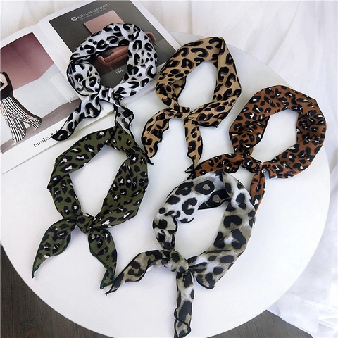 Women Leopard Print Bandana Satin Satin Scarf Triangle Neckerchief With Wave Edge Fashion Hair Tie Headscarf