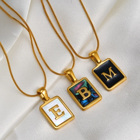 Collier Lettre Initiale Carré en Acier Inoxydable Plaqué Or 18K Pendentif en Nacre Blanche Bijoux pour Femmes