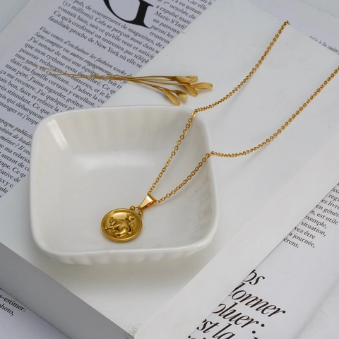 Collier Pendentif Signes du Zodiaque en Acier Inoxydable Élégant Plaqué Or 18K Collier Disque Rond pour Femme Bijoux