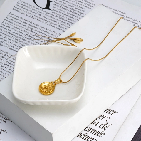 Collier Pendentif Pièce de Monnaie Gaufrée 12 Signes du Zodiaque en Acier Inoxydable Plaqué Or 18K Chaîne Serpent Bijoux pour Femmes Port Double Face