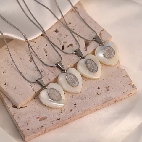 Collier Pendentif Religieux en Forme de Coeur en Acier Inoxydable et Nacre Avec Chaîne en Os de Serpent pour Femme