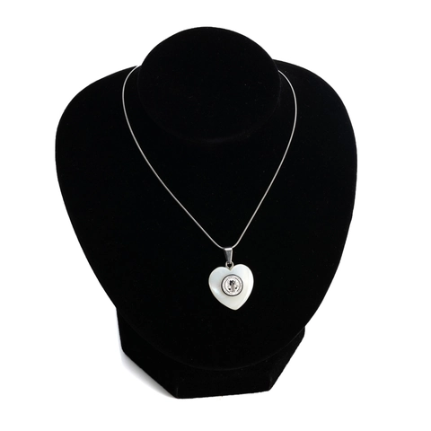 Collier Pendentif Religieux en Forme de Coeur en Acier Inoxydable et Nacre Avec Chaîne en Os de Serpent pour Femme