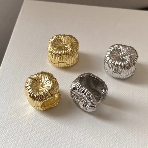 Strukturierte Creolen Strahlendes Feuerwerkmuster Retro Geometrische Ohrschnallen Kupfer Vergoldeter Schmuck Damen