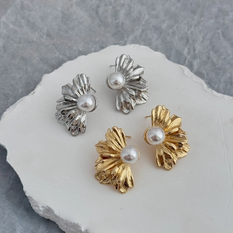 Pendientes De Botón De Flor De Cobre Retro Francés Elegantes Pendientes De Perlas Artificiales De Hoja Plegada Metálica Para Mujeres