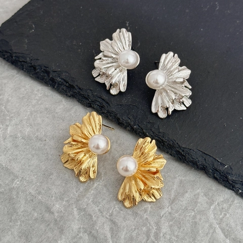 French Retro Copper Flower Stud Earrings Elegant Metallic Folded Leaf Artificial Pearl Earrings For Women Vintage Style