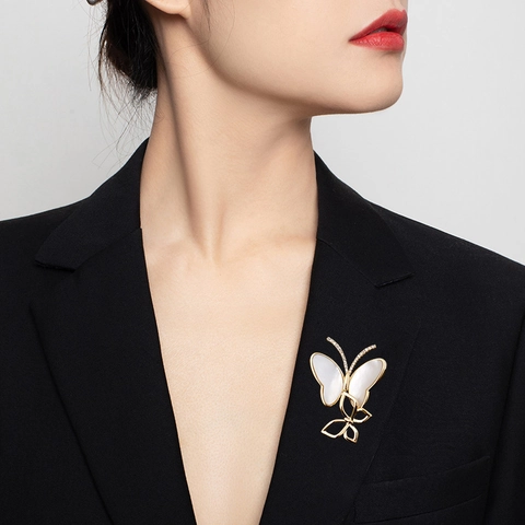 Elegante Broche De Mariposa Chapado En Oro Aleación Con Nácar Y Micro Pavé Circonita Joyería Para Mujeres