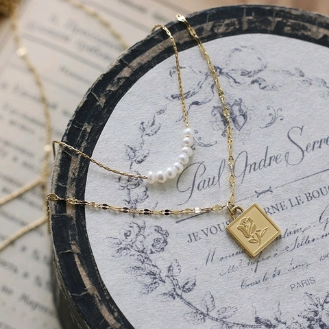 Collana con Ciondolo a Rosa in Acciaio al Titanio Retro Francese Placcato Oro Artificial Pearl Choker per Donna Elegante Gioielli