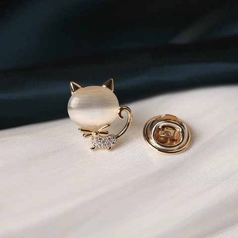Cute Cat Shaped Brooch Copper Synthetic Cat Eye Stone Anti Glare Small Neckline Pin Gold Plated Animal Brooches Jewelry For Women Gift