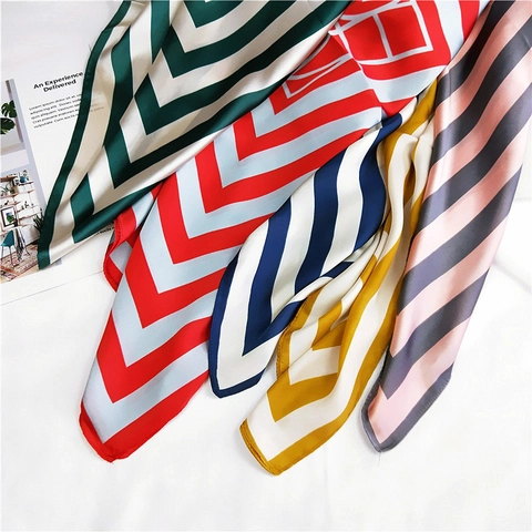 Foulard Quadrato in Raso da Donna Stampa a Lettere e Righe Geometriche Bandana Elegante Cravatta Professionale per Capelli e Testa