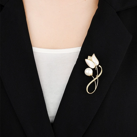 Elegante Spilla A Tulipano Per Donna Fiore Placcato Oro Con Madreperla E Perla Artificial Grande Pavé Di Zirconia Gioielli