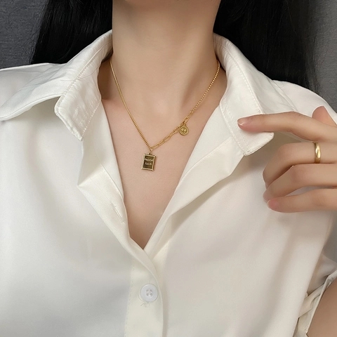 Good Luck Anhänger Halskette Titan Edelstahl Asymmetrische Spleißgliederkette Rechteckige Platte Smiley Münze Schmuck