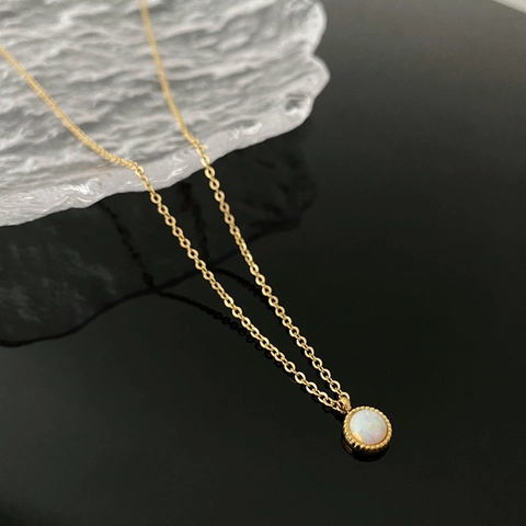 Collana Con Pendente In Opale Rotondo Minimalista Acciaio Al Titanio Placcato Oro Bordo Millgrain Stile Francese Donna
