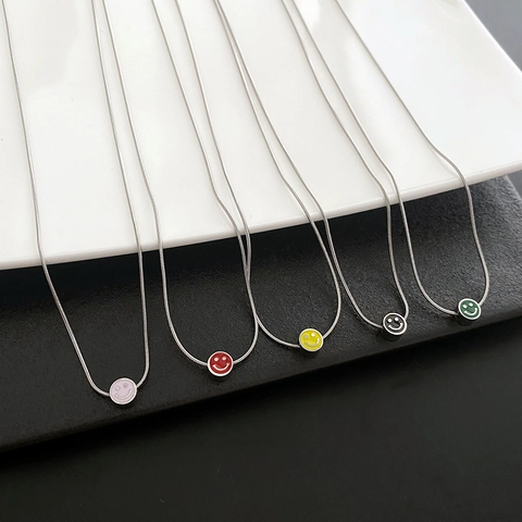 Collar con Colgante de Cara Sonriente de Acero Inoxidable Minimalista para Mujer Amuleto de Esmalte Colorido Sonrisa Redonda Cadena de Serpiente Joyería de Moda