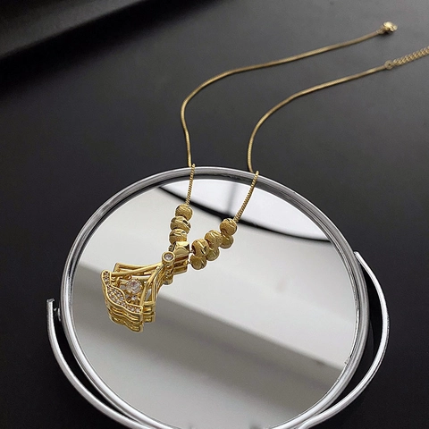 Elegante Waaiervormige Rok Hanger Ketting Goudlegering Met Zirkonia Rhinestones Voor Vrouwen Niche Mode Sieraden