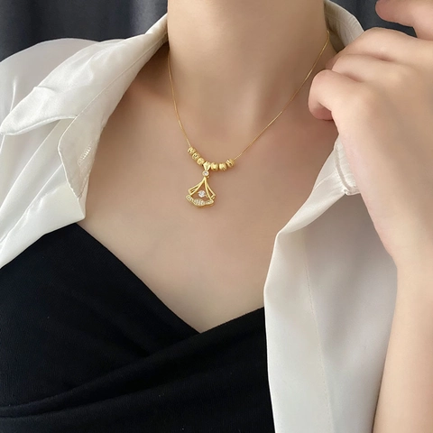 Elegante Waaiervormige Rok Hanger Ketting Goudlegering Met Zirkonia Rhinestones Voor Vrouwen Niche Mode Sieraden