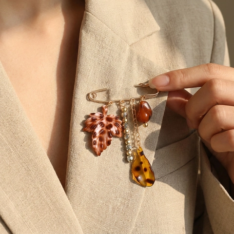 Vintage Gold Alloy Brooch With Leopard Maple Leaf And Resin Water Drop Pendants Fashion Exaggerated Safety Pin For Women