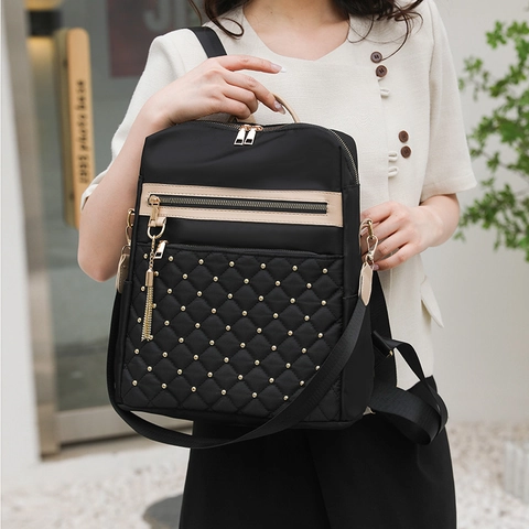 Mochila De Moda Mujer Patrón Diamante Acolchado Nailon Gran Capacidad Remaches Dorados Borla Urbano Chic Bolso