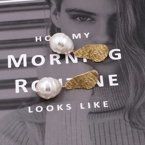 Baroque Imitation Artificial Pearl Drop Earrings Hammered Metal Texture Irregular Gold Tone Fashion Jewelry For Women